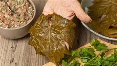 تحضير ورق العنب: تقليد لذيذ يحمل تاريخًا طويلًا