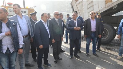 محافظ الجيزة يعاين موقع سقوط جزء من كوبري مشاه أحمد عرابي 
