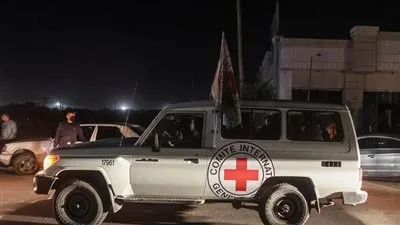  وصول الأسرى الإسرائيليين المفرج عنهم إلى قاعدة حتسريم الجوية في بئر السبع