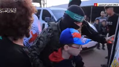 مشاهد للحظة تسليم كتائب القسام للمحتجزين لديها اليوم (فيديو)