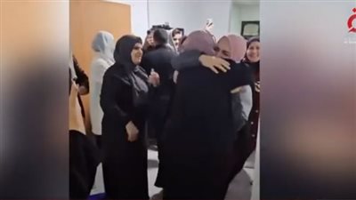 الأم تسقط مغشيًا عليها.. لحظات مؤثرة للأسيرة الفلسطينية المحررة ملك سليمان أثناء لقاء عائلتها