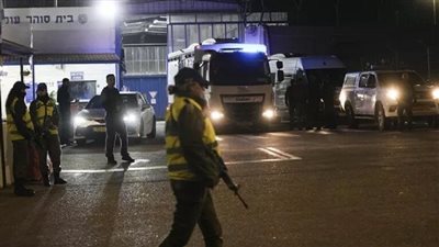 شرطي إسرائيلي يحطم زجاج مركبة تعيق حركة المرور في القدس احتجاجًا على إقالة رئيس جهاز الشاباك 