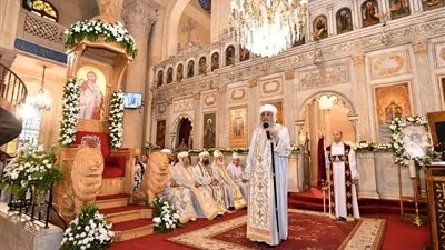 البابا تواضروس يقدم 