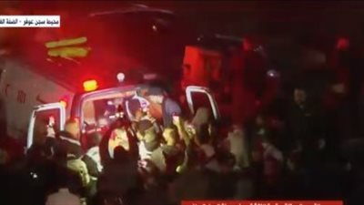 مشاهد من محيط سجن عوفر ولحظات انتظار خروج الأسرى الفلسطينيين