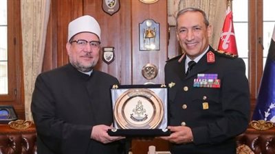 إهداء درع القوات البحرية لوزير الأوقاف تقديرًا لجهوده الدعوية والوطنية