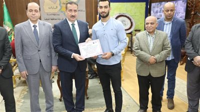  محافظ المنوفية يسلم عددا من المشروعات الصغيرة للشباب والمرأة المعيلة