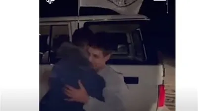 الصليب الأحمر يبث مشاهد لنقل أسير فلسطيني محرر إلى أسرته في قطاع غزة (فيديو)