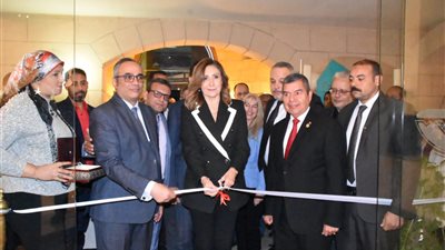 وزيرة الثقافة تفتتح معرِض الفن التشكيلي 