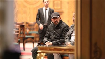 بملامح حزينة.. أحمد السقا أول الحضور في عزاء طارق عبدالعزيز (فيديو وصور)