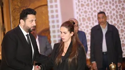 حزن شديد.. دنيا عبد العزيز تؤدي واجب العزيز في الراحل طارق عبد العزيز 