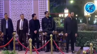 أحمد خالد صالح ومحمد رياض يستقبلان العزاء مع نجل طارق عبد العزيز (فيديو) 