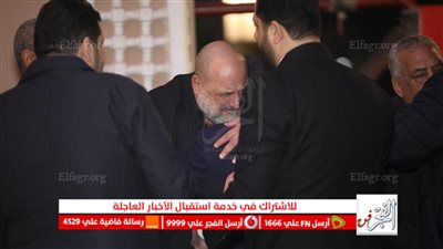 حزن ودموع.. انهيار خالد الصاوي في عزاء صديقه طارق عبد العزيز (فيديو)