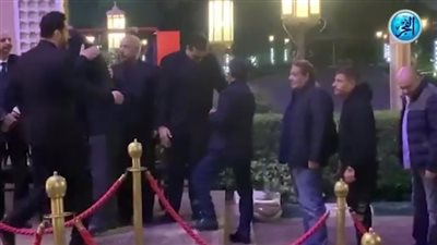 هنيدي وخالد الصاوي.. شلة حقوق القاهرة تستقبل عزاء طارق عبدالعزيز ( فيديو) 