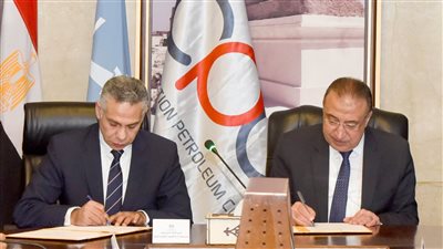 محافظ الإسكندرية يوقع بروتوكولا لإنشاء وتشغيل محطات تموين وخدمات متكاملة للسيارات