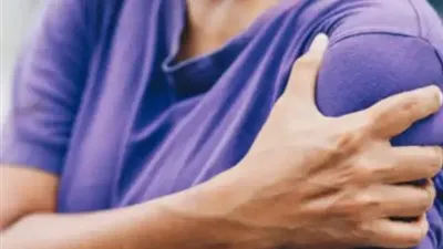  أسباب تجمد الكتف​ والأعراض الشائعة والتشخيص