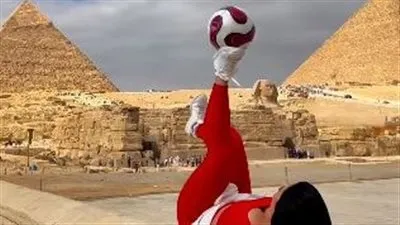 «أمام الأهرامات».. أشهر عارضة أزياء في فيديو جرئ تستعرض مهاراتها بكرة القدم (فيديو)