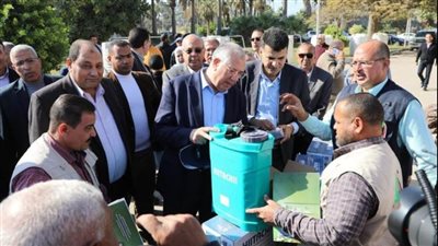 وزير الزراعة يسلم 177 جرار ومعدات وآلات الزراعية ومشروعات صغيرة للجمعيات