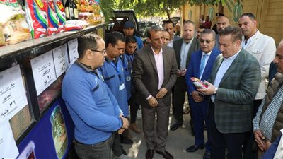 محافظ المنوفية يتفقد عددا من المنافذ المتنقلة لتوفير السلع الغذائية بأسعار مخفضة