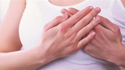 خطوة بخطوة.. أسباب ألم الثدي الأيمن