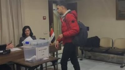 توافد الجالية المصرية بإسبانيا على سفارتنا بمدريد للمشاركة فى انتخابات الرئاسة