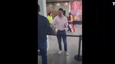 شاهد| حملة المرشح الرئاسي عبدالسند يمامة توزع الحلوى على المصريين المشاركين في الانتخابات