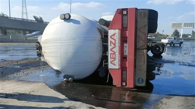 بحمولة ٧٠ طن.. انقلاب سيارة مية نار على طريق القاهرة الإسكندرية