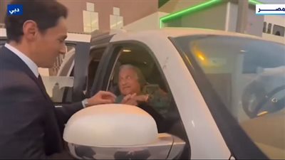 شاهد| موقف إنساني لـ أحد القضاة مع سيدة مُسنة أثناء ادلائها بصوتها الانتخابي