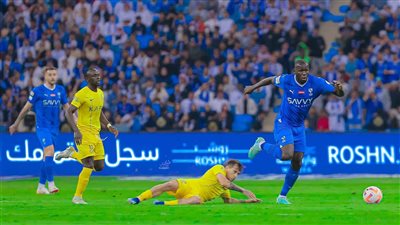 على طريقة ميسي وماردونا.. مدافع الهلال يراوغ نجوم النصر 