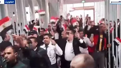 الناخبون المصريون يبهرون العالم في الكويت.. حشود كبيرة أمام لجنة الانتخاب