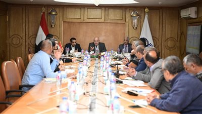 خلال اجتماع موسع.. محافظ قنا يتابع ملف مخالفات البناء ومنظومة المتغيرات المكانية