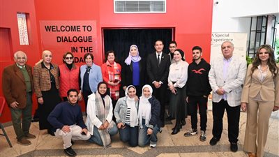 القباج تشهد معرض 