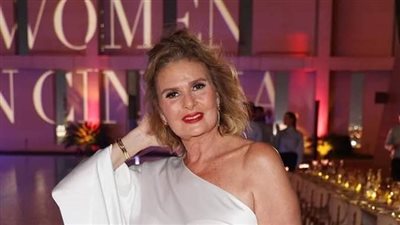 بالأبيض.. يسرا تخطف الأنظار في مهرجان البحر الأحمر 