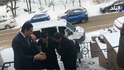 الحرارة 20 تحت الصفر.. مسن يصر على المشاركة في الانتخابات الرئاسية بالخارج (فيديو)