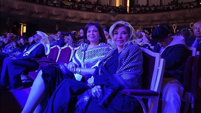 هالة سرحان وإلهام شاهين يتألقان في مهرجان أيام قرطاج المسرحية بالشال الفلسطيني