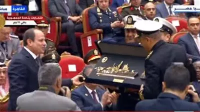 عاجل| الرئيس السيسي يتسلم درع الفرقاطة 