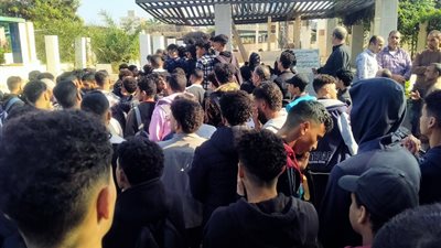 مئات الطلاب يشيعون جثمان زميل لهم توفي في حادث ببورسعيد