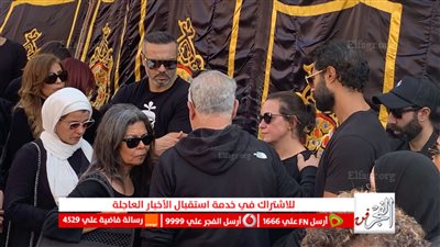 ريهام عبدالغفور تطلب من أشرف زكي رؤية والدها قبل انصرافها من المقابر