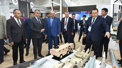 وزير الدولة للإنتاج الحربي يزور أجنحة عدد من الشركات المشاركة بالمعرض