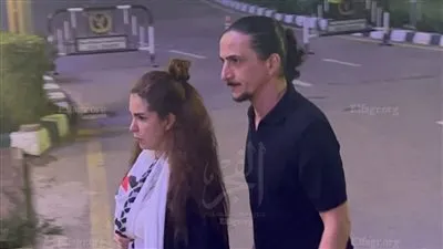 دنيا عبد العزيز برفقة زوجها في عزاء الفنان أشرف عبد الغفور