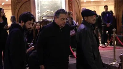 بملامح الحزن والآسى.. ماجد الكدواني ونجله في عزاء أشرف عبد الغفور