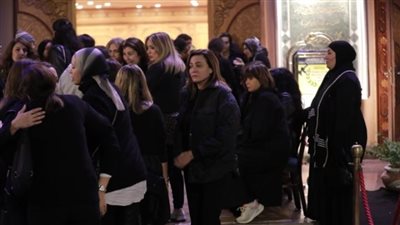 الحزن يسيطر على سالي عبد السلام في عزاء أشرف عبد الغفور