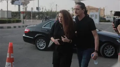 دنيا عبد العزيز برفقة زوجها في جنازة ناهد فريد شوقي