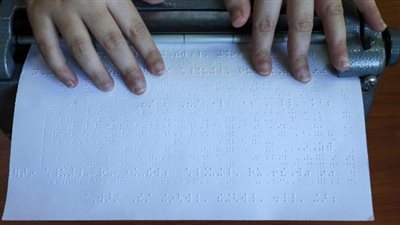 بوسترات وبطاقات بطريقة برايل.. الوطنية للانتخابات توضح إجراءات تصويت ذوي الهمم (فيديو)