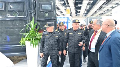 مساعد وزير الداخلية لقطاع الأمن المركزي يشيد بعربات فض الشغب من إنتاج مصنع قادر التابع للعربية للتصنيع