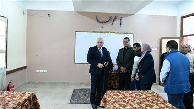 للإطمئنان علي الاستعدادات اللوجستية.. محافظ قنا ونائبه يتفقدان مقار اللجان الانتخابية