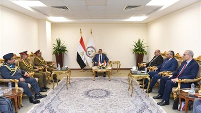 وزير الدولة للإنتاج الحربي يستقبل مدير عام البحوث والصناعات العسكرية العمانية 