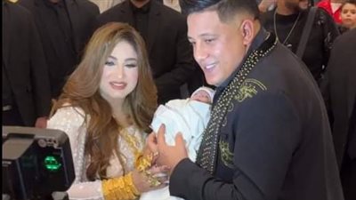 بسيارة كلاسيكية وذهب.. حمو بيكا وزوجته يحتفلان بسبوع ابنتهما