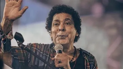 محمد منير ينتهي من تسجيل أغنية 