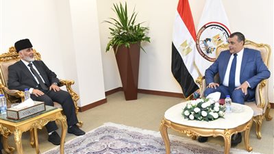 وزير الإنتاج الحربي يناقش مع ممثلي 