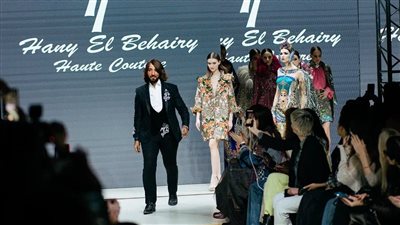 بالصور.. هاني البحيري يتألق بديفيليه مصري فرعوني في قمة بريكس للموضة بموسكو